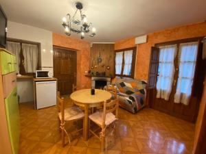 cocina y comedor con mesa y sillas en Albergue La HERMIDA, en La Hermida