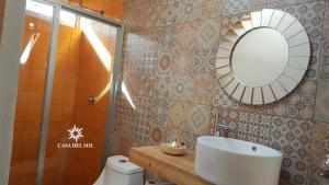 La salle de bains est pourvue d'un lavabo et d'un miroir. dans l'établissement Hotel Casa del Sol, à San Cristóbal de Las Casas