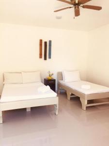 Tempat tidur dalam kamar di BUHO INN BY BUSUANGA BAY LODGE