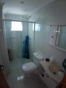 a bathroom with a toilet and a shower and a sink at Praia grande, aviação, apenas 180 mtrs do mar!!! in Praia Grande