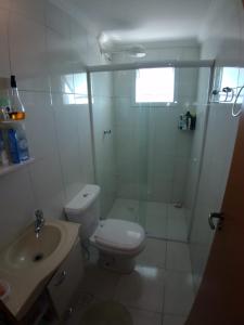 a bathroom with a toilet and a shower and a sink at Praia grande, aviação, apenas 180 mtrs do mar!!! in Praia Grande