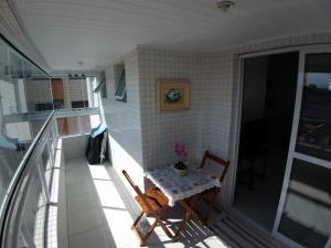 a balcony with a table and chairs on a house at Praia grande, aviação, apenas 180 mtrs do mar!!! in Praia Grande
