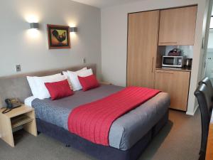En eller flere senge i et værelse på The Fairways Luxury Accommodation Kaikoura