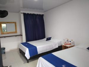 ein Hotelzimmer mit 2 Betten und einem Fenster in der Unterkunft Cosmos Tatacoa Hotel in Villavieja