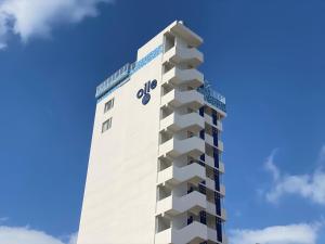 北谷町的住宿－oile by DSH Resorts，一座高大的白色建筑,上面有标志