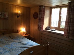 Chambre d'hôte de l'Auguille في ميجيف: غرفة نوم بسرير ونافذة