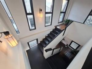 una vista aérea de una escalera en una casa en Trat 101 Hotel - SHA Certified, en Trat