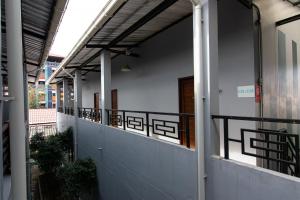 pasillo de un edificio con balcón en Matini Klong1, en Ban Talat Rangsit