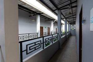 un pasillo en un edificio con un polivalente en Matini Klong1, en Ban Talat Rangsit