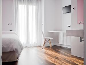 A bed or beds in a room at Hotel Las Casas de Pandreula