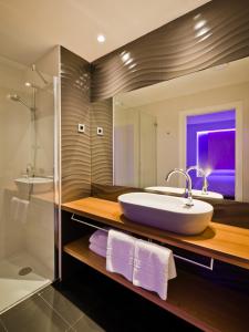 A bathroom at Hotel Las Casas de Pandreula
