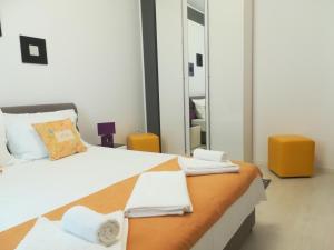 ママイア・ノルドにあるSun & Sea Apartament Mamaia Nordのベッドルーム1室(タオル付)
