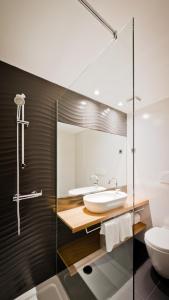 A bathroom at Hotel Las Casas de Pandreula