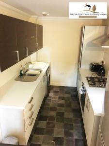 Кухня или мини-кухня в 2 Bedroom Apartment at Dagenham , Adonai Serviced Accommodation, Free WiFi and Parking
