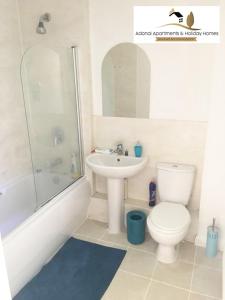 Een badkamer bij 2 Bedroom Apartment at Dagenham , Adonai Serviced Accommodation, Free WiFi and Parking