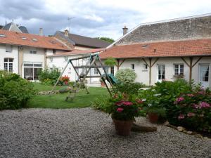 un parque infantil en el patio de una casa en Les Célestines, en Lavannes