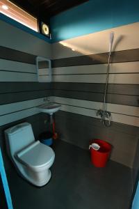 Ένα μπάνιο στο Spice Valley Home Stay & Tree House Munnar