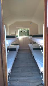 Esperstoft的住宿－Treene Camp Horn，走廊上设有三张双层床。
