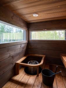 eine kleine Hütte mit einer Feuerstelle in der Ecke in der Unterkunft Premium Resorts Vierumäki in Vierumäki