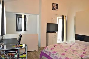 Un dormitorio con una cama y un televisor de pantalla plana. en Apartments Ante 1306, en Seline