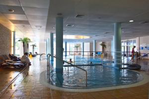 una grande piscina in un edificio con persone di Apartament Prywatny w Diva SPA a Kołobrzeg