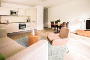 salon z kanapą, krzesłami i stołem w obiekcie Tauernresidence Radstadt by ALPS RESORTS w mieście Radstadt +37 zdjęć