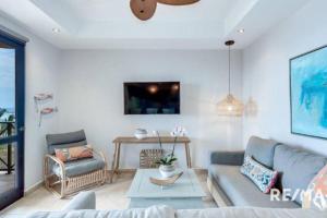 - un salon avec un canapé et une table dans l'établissement 777J Beachfront Luxury Condo 3 BR/2.5BA Near SJO - Jaco Beach, à Jacó