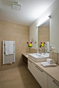 łazienka z umywalką i lustrem w obiekcie Tauernresidence Radstadt by ALPS RESORTS w mieście Radstadt