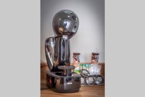 a black blender sitting on top of a table at "Le Cocon" 4 Pers - Neuf et au Calme - Fibre-Netflix in Montauban