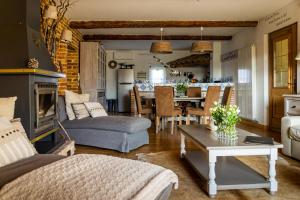 una sala de estar con un sofá y una mesa en Abacard Home Gite adult only, en Roquemaure