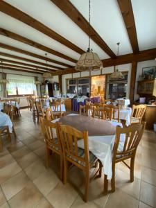 ein Esszimmer mit einem Tisch und Stühlen in der Unterkunft Haus Lavendel in Ossiach