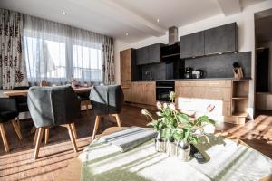 kuchnia i salon ze stołem i krzesłami w obiekcie Eiblhof w Schladming
