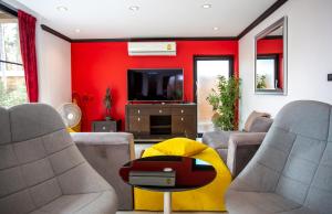 TV a/nebo společenská místnost v ubytování 4poolvillas