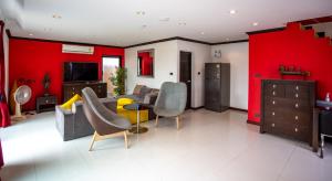 TV a/nebo společenská místnost v ubytování 4poolvillas