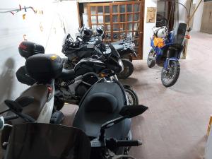 grupa motocykli zaparkowanych w garażu w obiekcie Blu&Blu w mieście Alghero