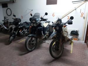 grupa motocykli zaparkowanych w garażu w obiekcie Blu&Blu w mieście Alghero