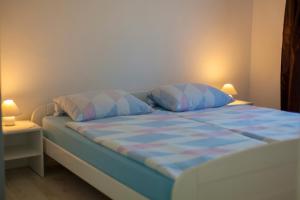 Postel nebo postele na pokoji v ubytování Apartments Katarina B