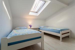Postel nebo postele na pokoji v ubytování Apartments Katarina B