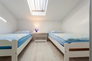 Postel nebo postele na pokoji v ubytování Apartments Katarina B