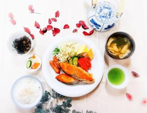 un plato de comida con verduras y arroz en una mesa en Yamanaka Lake Ryozan, en Yamanakako