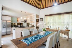 a kitchen and dining room with a table and chairs at Villa Matha Ubud - Renewal in Ubud