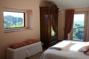 Un dormitorio con una cama y una ventana grande. en Casa Amarosa, en San Michele in Teverina 19 fotos más