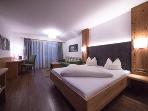 Letto o letti in una camera di Hotel Alphof Alpbach