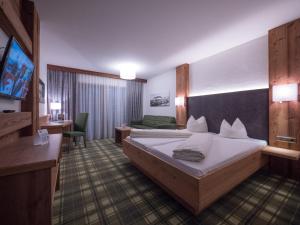 Een bed of bedden in een kamer bij Hotel Alphof