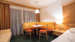 Letto o letti in una camera di Hotel Alphof Alpbach