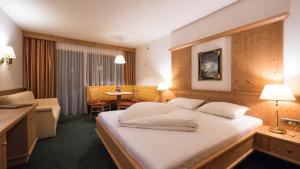 Letto o letti in una camera di Hotel Alphof Alpbach