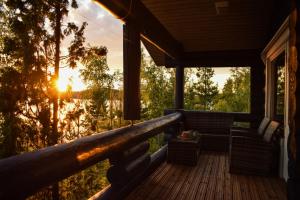 a view from the porch of a cabin with the sunset at Loma-Autio Apaja in Puumala