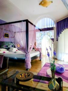 Postel nebo postele na pokoji v ubytování Familly Art Hotel Nirvana