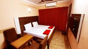 En eller flere senge i et værelse på Sree Rama Lodge