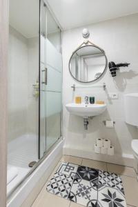 La salle de bains est pourvue d'une douche, d'un lavabo et d'un miroir. dans l'établissement MY CASA - FRICERO, à Nice